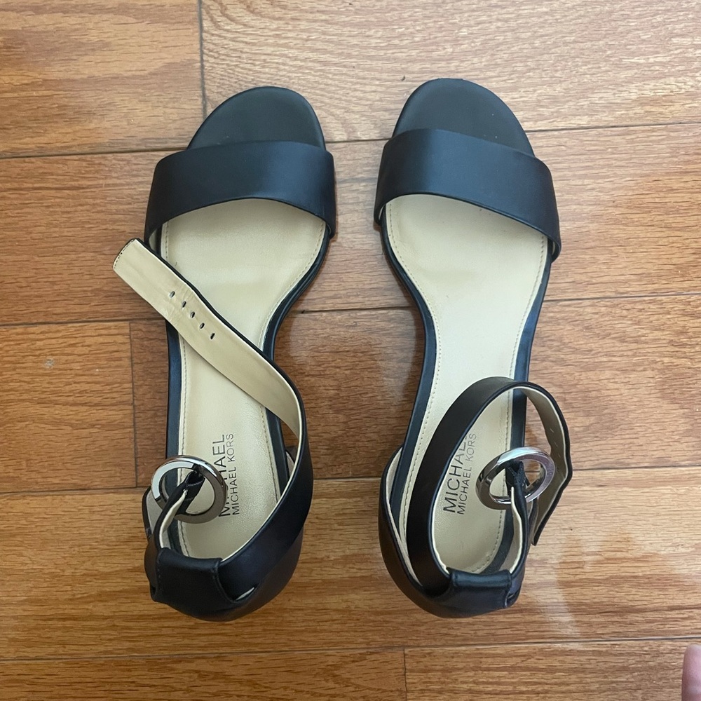 MICHAEL KORS 2” HEELED SANDALS, BLACK
